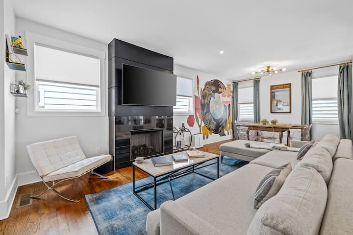 Modern Downtown Music City Home gallery image 2