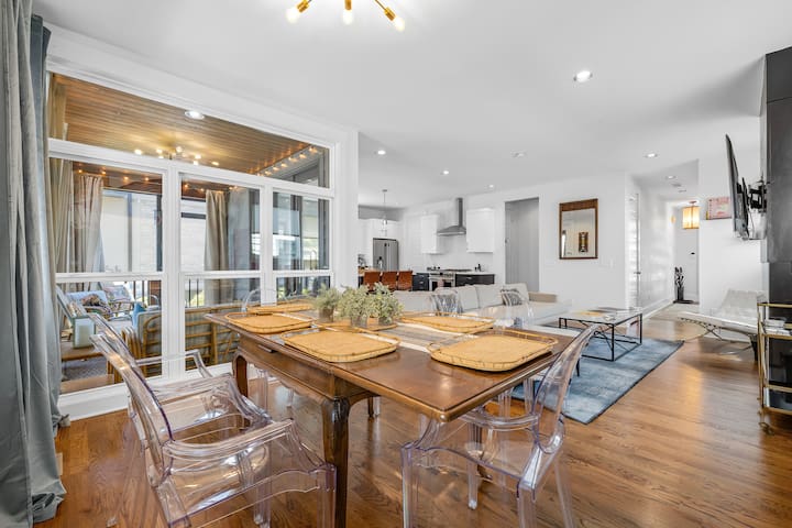 Modern Downtown Music City Home gallery image 5