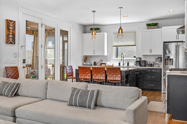 Modern Downtown Music City Home gallery image 3