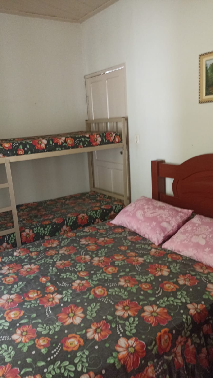 房间有波纹门，可通往客厅。