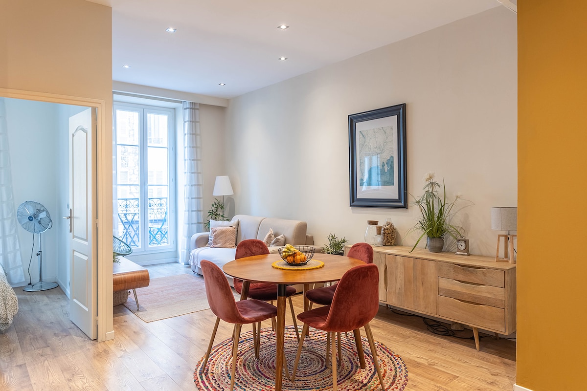 Popular Airbnb listing: Stylish one bedroom apartment in Nice Port in Garibaldi