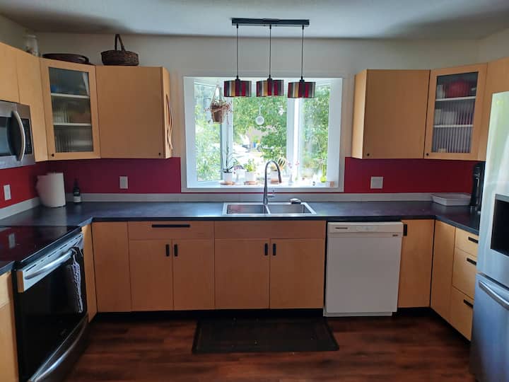 Bright, One-bedroom Suite In Smithers - Smithers