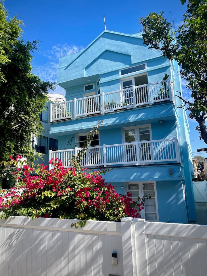 Luxe 2br King Suite + Roof Deck Steps From Beach - Los Angeles, CA