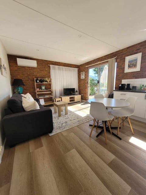 Top Airbnb: Valley View Heights - Cozy nook for two in Bright