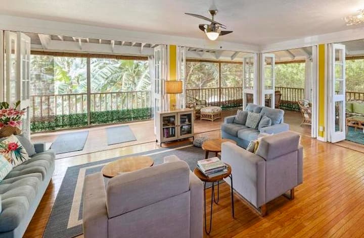 Stunning Home on Molokai - Beachfront large home
