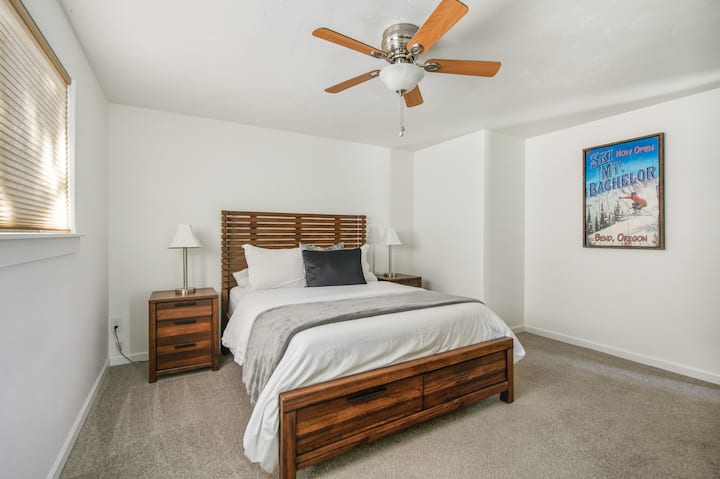 在配备柔软床上用品的舒适卧室中放松身心，恢复活力。