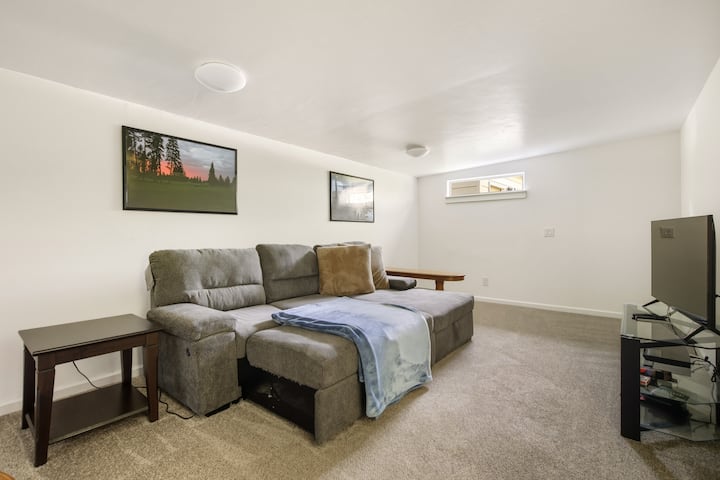 在外出一天后，这里是蜷缩、观看电影或分享故事的温馨场所。