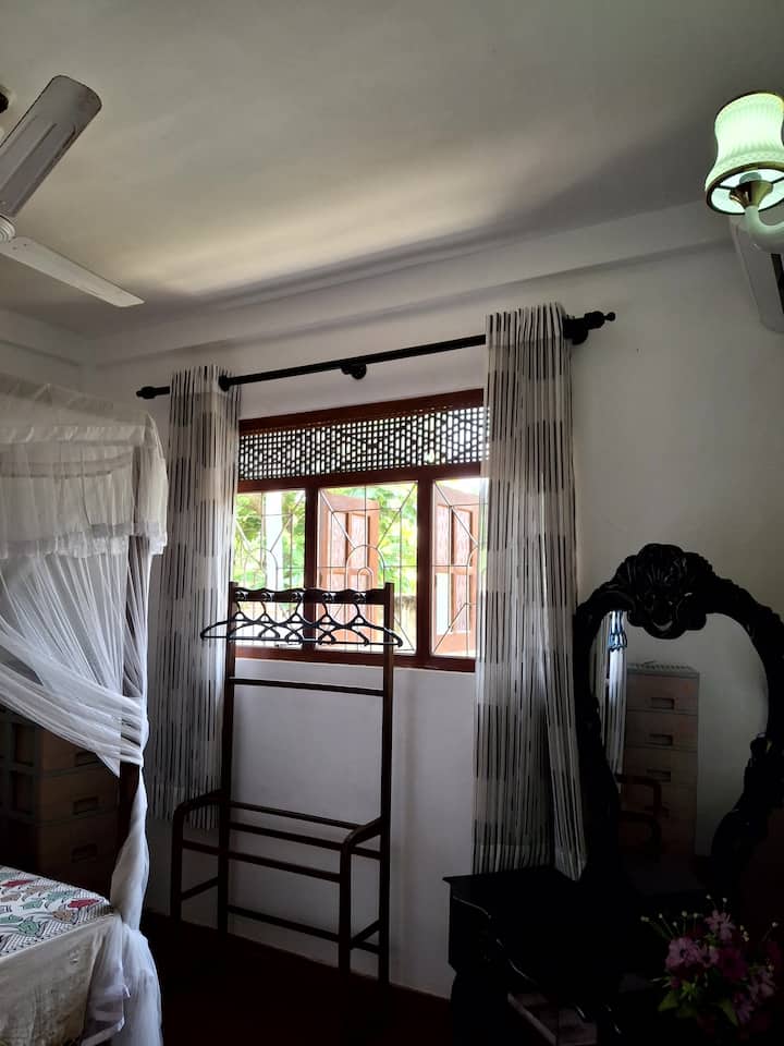 Habitación totalmente sellada y con aire acondicionado.