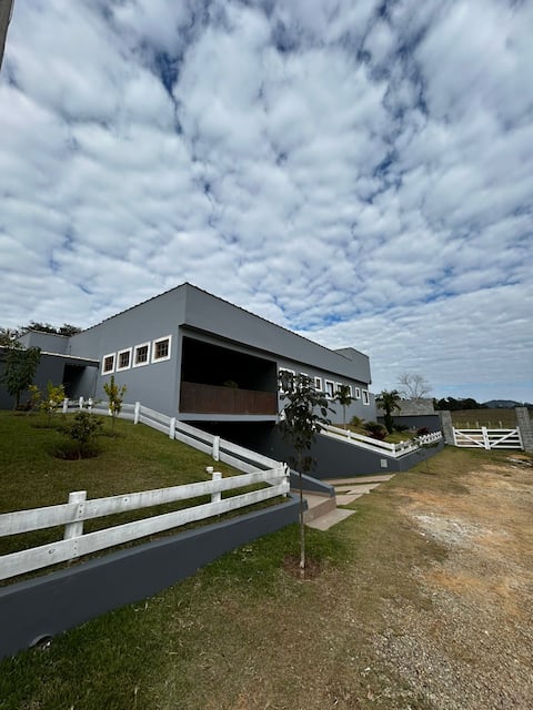 COUNTRY HOUSE, 4 EN-SUITES, SWIMMING POOL, BARBECUE PIT!