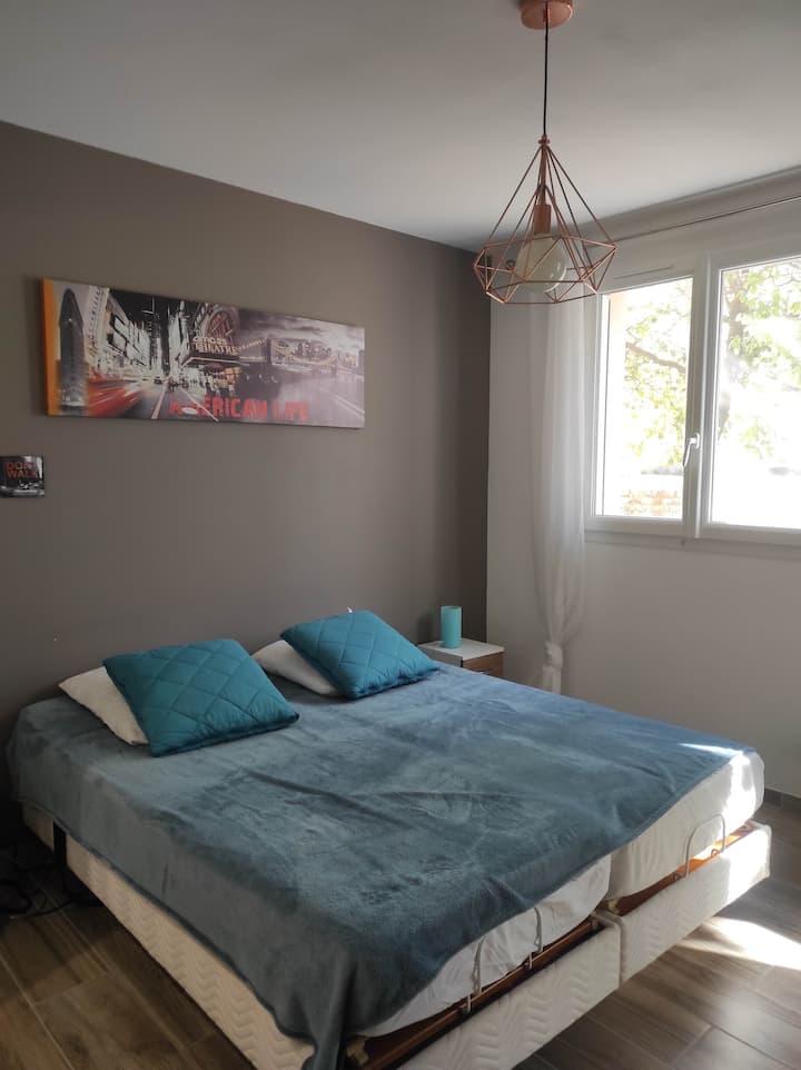 chumba cha kulala cha vitanda 2 vyenye injini sentimita 80 na bafu na sinki kwenye chumba cha kulala.