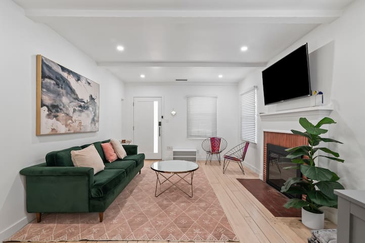 Gem in Toluca Woods With Parking & Laundry