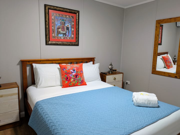 Spálňa so manželskou posteľou a televízorom