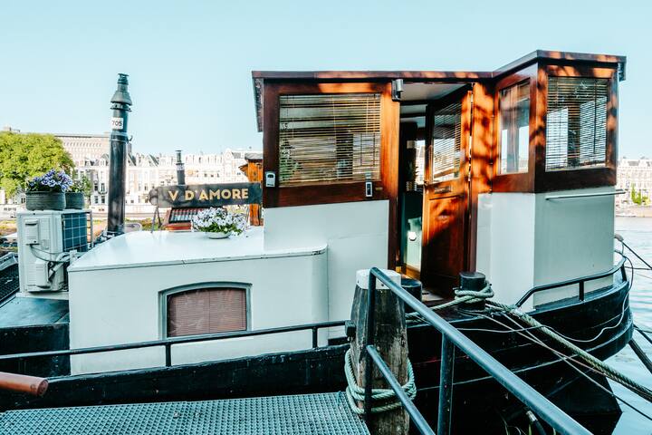 Delightful 2 bedrooms houseboat in Amsterdam-Pijp
