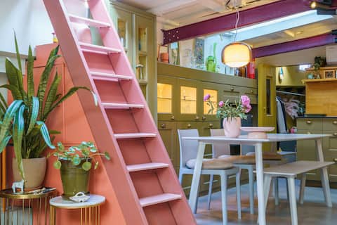 Successful Airbnb property: Delightful 2 bedrooms houseboat in Amsterdam-Pijp in Hemonybuurt