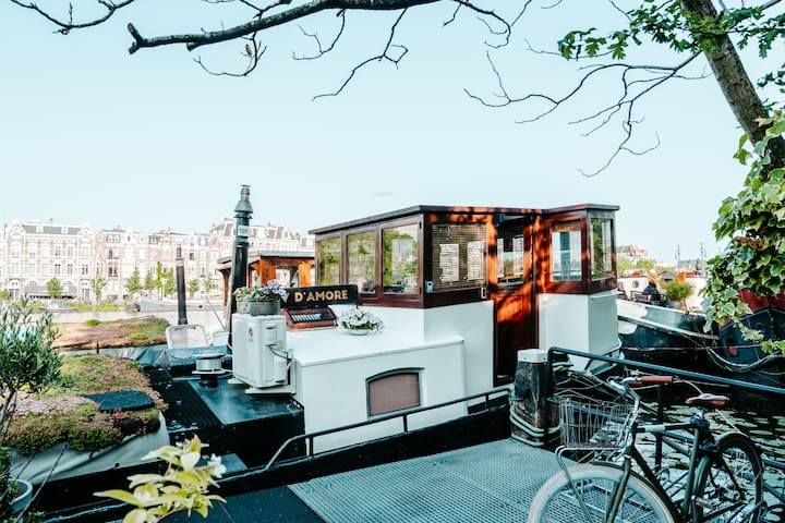 Delightful 2 bedrooms houseboat in Amsterdam-Pijp