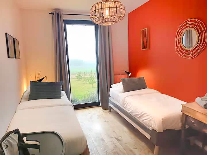 „წითელი“ ოთახი 2 ერთადგილიანი საწოლით, გაერთიანდება ერთ ორადგილიან საწოლში