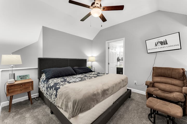 غرفة نوم علوية بسرير كينج في الطابق العلوي مع حمام ملحق خاص. بواسطة برانسون ليكس لودجينج