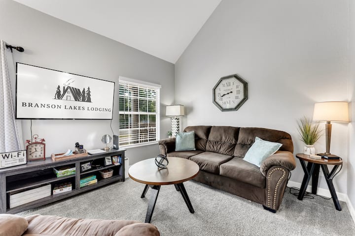 استرخ في مساحة المعيشة الكبيرة مع إضاءة طبيعية جميلة. شقق فندقية في فول كريك على بحيرة تانيكومو.