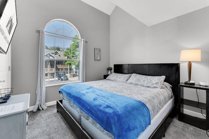 غرفة نوم كبيرة في الطابق الرئيسي مع جميع البياضات الجديدة ومرتبة مريحة. 