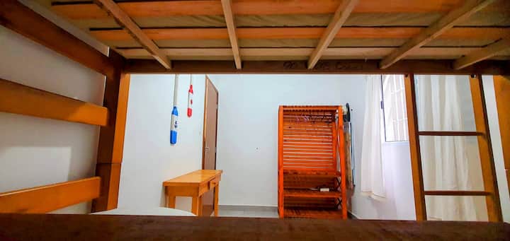 Chumba 03 - mwonekano tofauti wa treliche (vitanda 3 vya mtu mmoja) na kabati la nguo.
Kumbuka: Mashuka ya kitanda hayajumuishwi katika kukaribisha wageni.