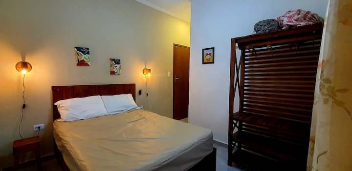 Chumba 01 cha kulala - chumba kilichopambwa kwa kabati na kitanda 1 cha watu wawili, chenye bafu kwenye mandharinyuma.