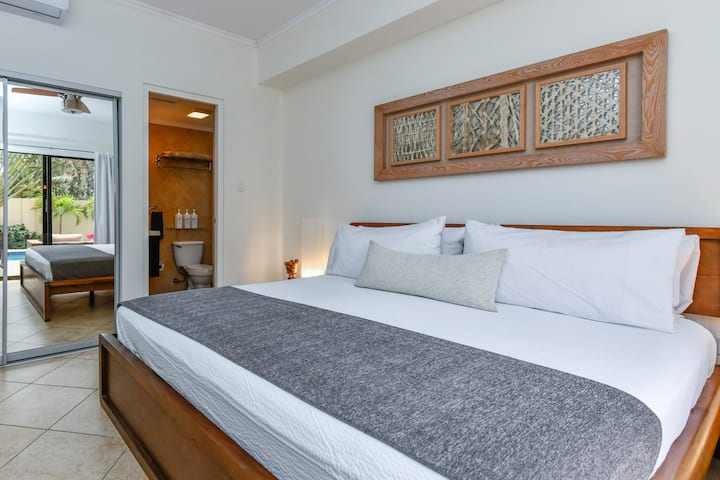 Dormitorio principal con cama tamaño king y baño completo