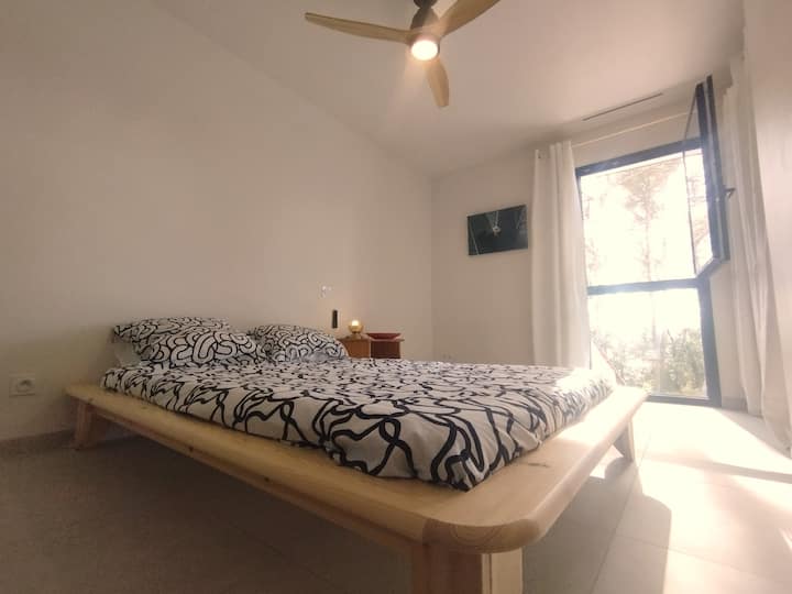 Peta spavaća soba i privatna kupaonica (tuš-kada i umivaonik).