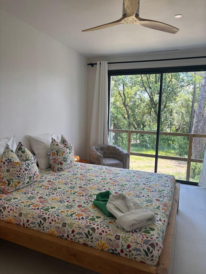 Prva spavaća soba u prizemlju: glavni apartman.