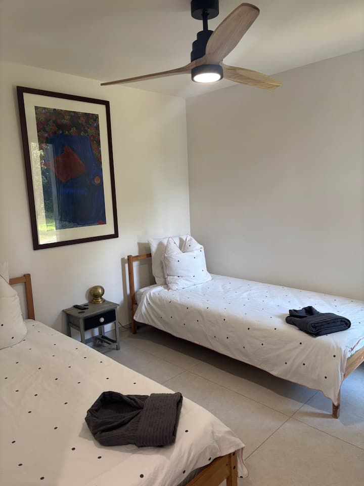 Druga spavaća soba u prizemlju s bračnim krevetima.