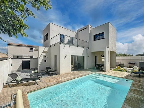 Air-conditioned 4-bedroom villa with private pool, 5 km from the beach