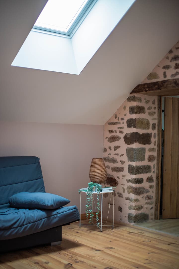 Maluwang at maliwanag na sala, na may TV na konektado sa hibla. May dalawang convertibles, coffee table, reading nook, at board game. Pinagsasama ng dekorasyon ang kahoy at bato para sa mainit at tunay na estilo.