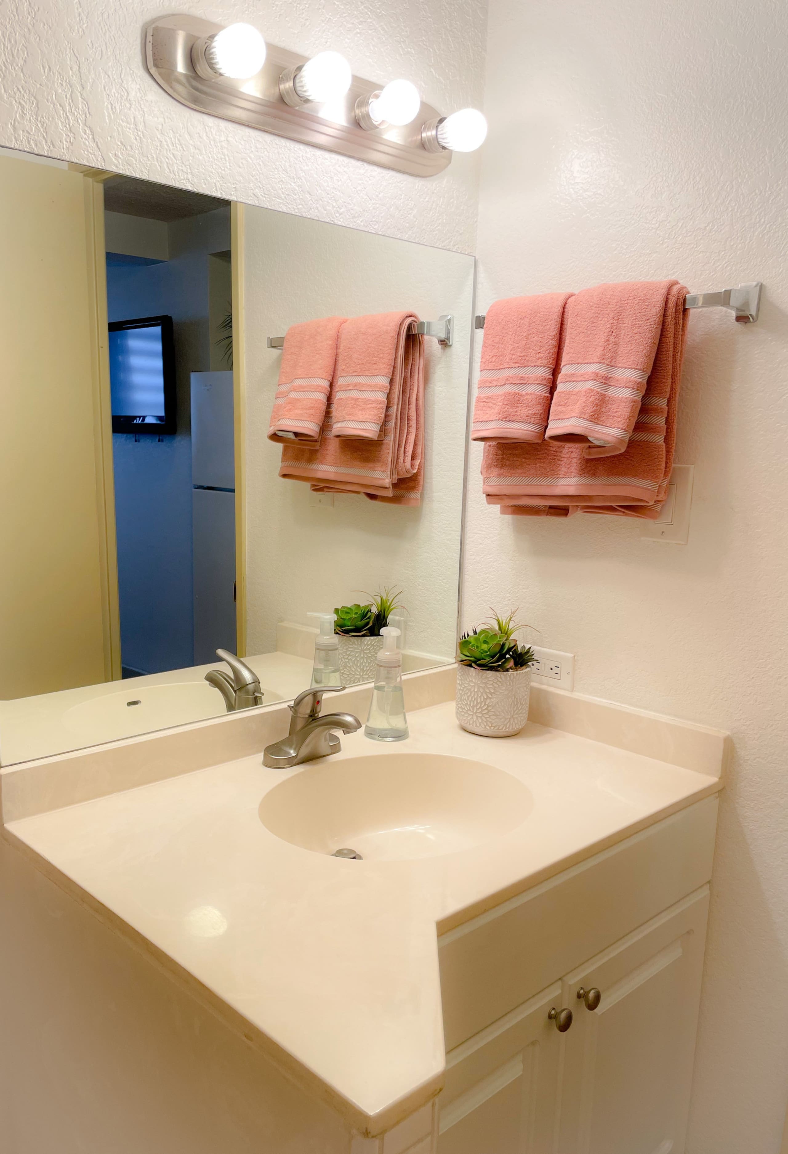 Hawaiian Monarch Studio | Full Kitchen | Panoramic - Image 9
