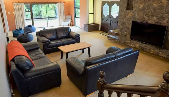 Spacious 4 Bedroom House With Shared Pool - Rotorua