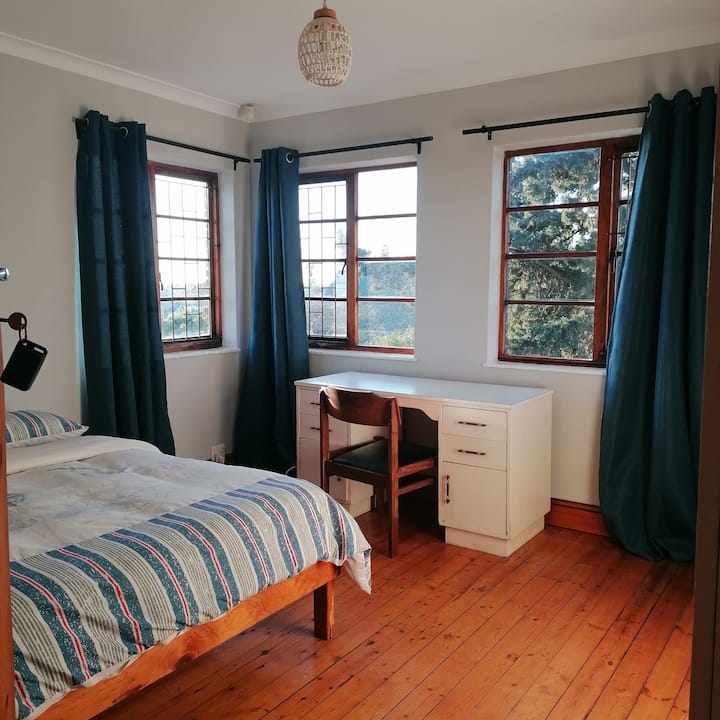 ห้องนอนชั้นบนหันหน้าไปทางทิศเหนือพร้อมเตียงขนาดควีนไซส์โต๊ะทำงานพื้นที่ตู้บิลท์อินกว้างขวาง