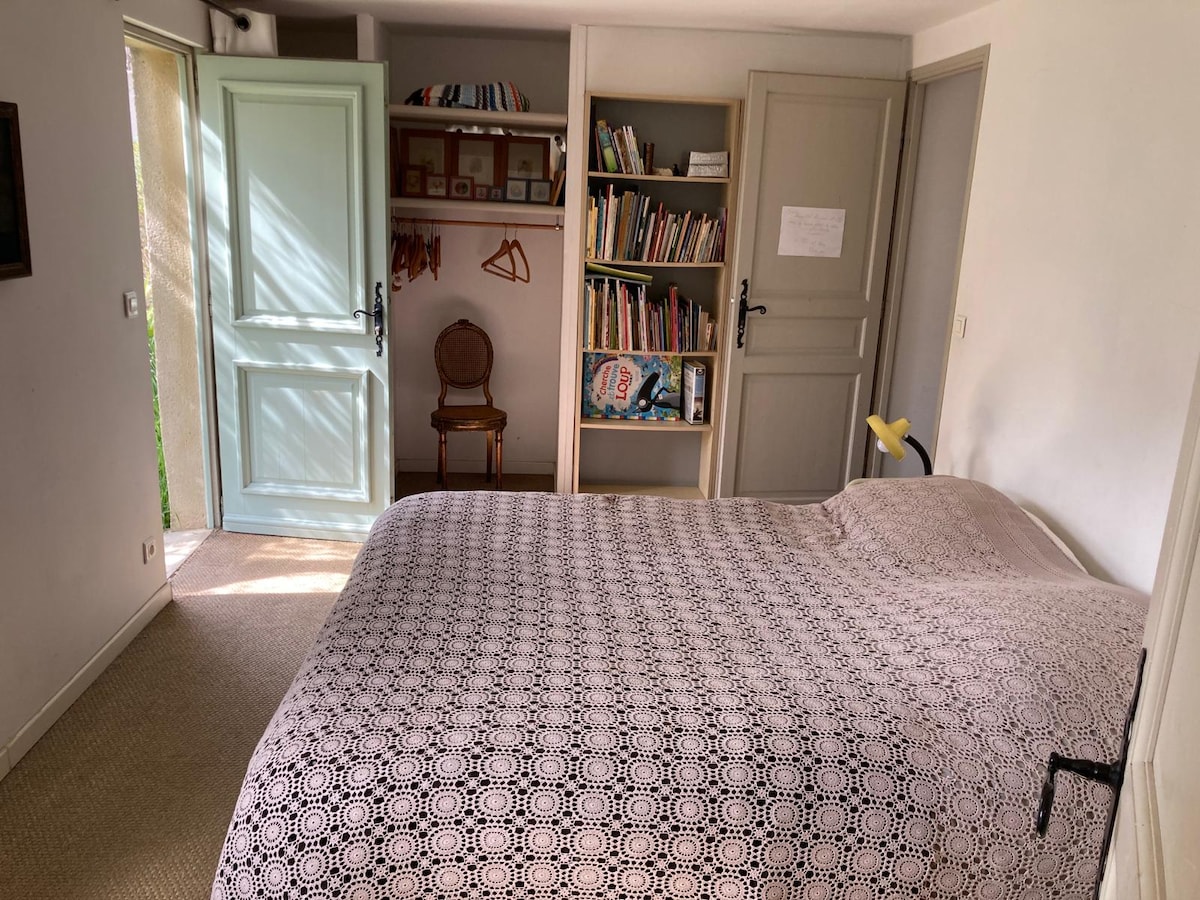 Habitación con baño privado, que da al jardín