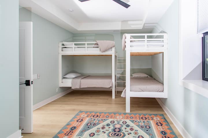 La chambre superposée peut accueillir quatre lits jumeaux superposés intégrés. Il y a également un matelas gonflable pleine grandeur dans le placard et un espace pour le mettre dans la chambre superposée.