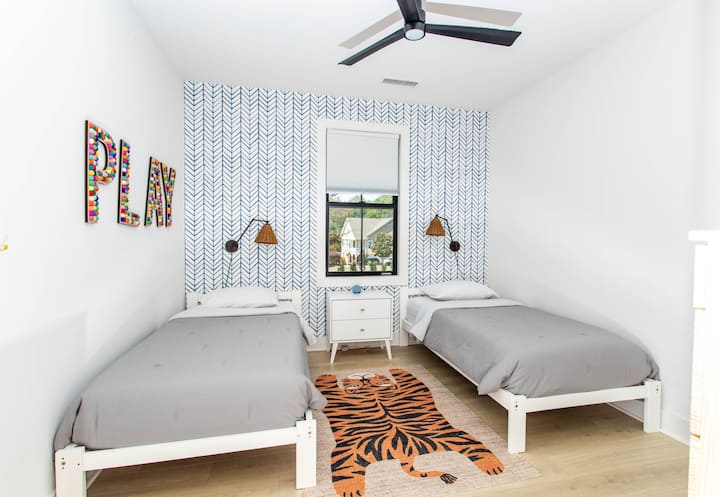 Chambre au dernier étage avec deux lits XL jumeaux qui sont assez longs pour accueillir des dormeurs jusqu'à 6 pieds de haut.