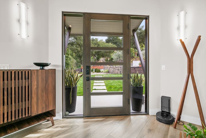 Modern oasis w/ pool & expansive views of the Bay gallery image 5