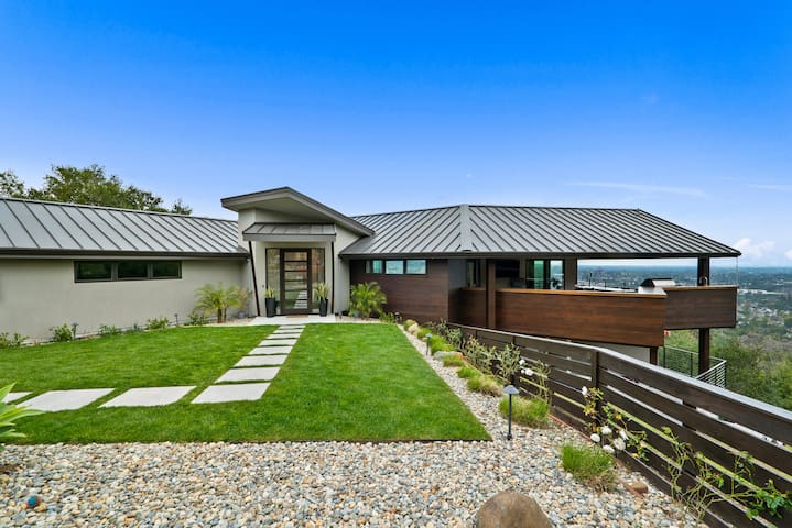 Modern oasis w/ pool & expansive views of the Bay gallery image 3