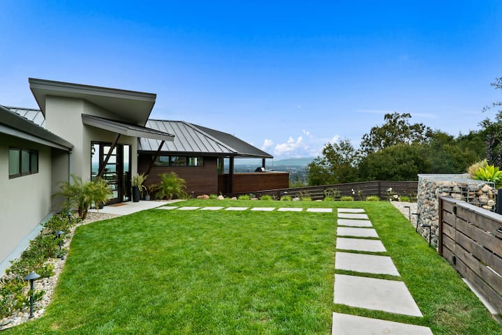 Modern oasis w/ pool & expansive views of the Bay gallery image 2