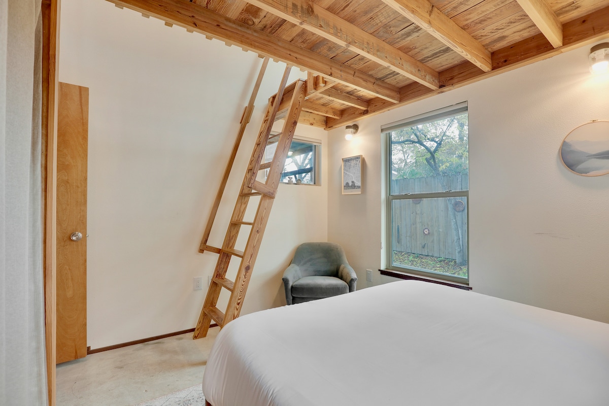 East-Austin Oasis - Peaceful & Centrally Located
