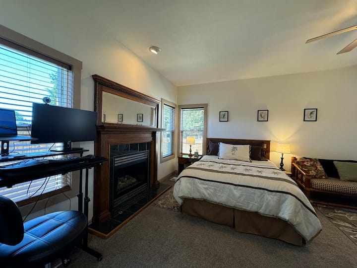 סוויטת הורים - מיטת קווין סייז, ספה, שולחן אוכל עם 4 מושבים, שידה, טלוויזיית אש, כניסה פרטית, אמבטיה מלאה, חדר ארונות, תחנת עבודה