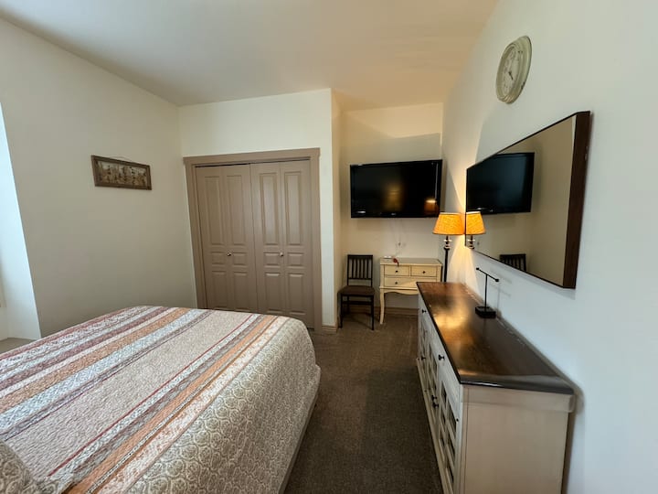 מיטת קווין סייז וכרית גוף, שידה, מראה, טלוויזיה חכמה, שידת לילה ומנורה, יהירות, כיסא, ספסל חלון, ארון באורך מלא