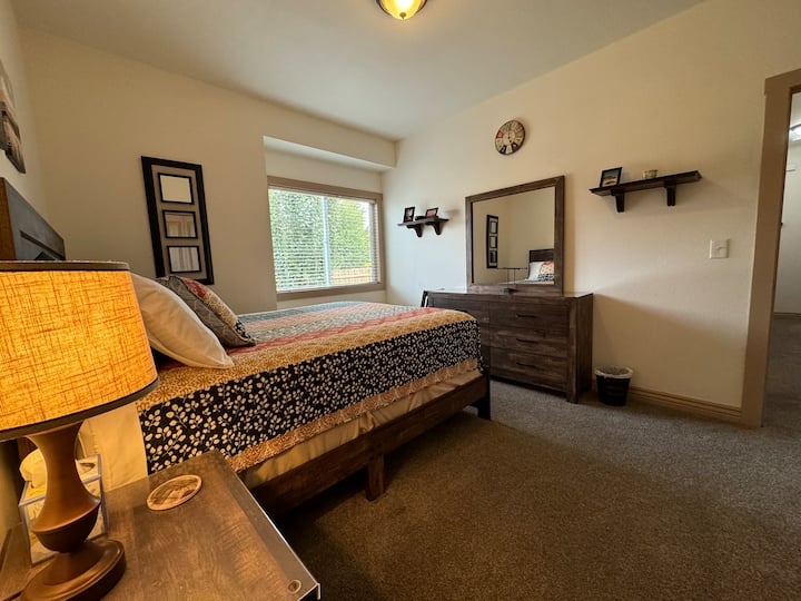 מיטת קווין סייז וכרית גוף, שידה, מראה, שידות לילה, כיסא, ספסל חלון, מנורה, יהירות, ספסל חלון, ארון באורך מלא