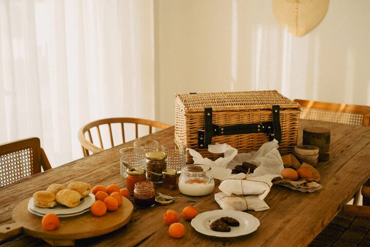 Stylish 4BR Beachside Private Villa Alati w/pool gallery image 4