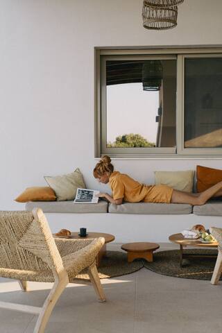 Stylish 4BR Beachside Private Villa Alati w/pool gallery image 3