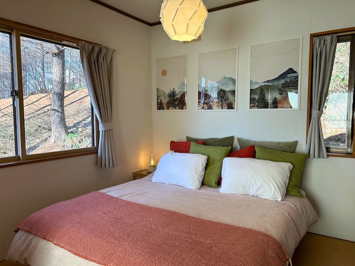 ตัวเลือกเตียงควีนไซส์หรือเตียงคู่ บอกเราว่าคุณต้องการตัวเลือกใดเมื่อจองที่พัก