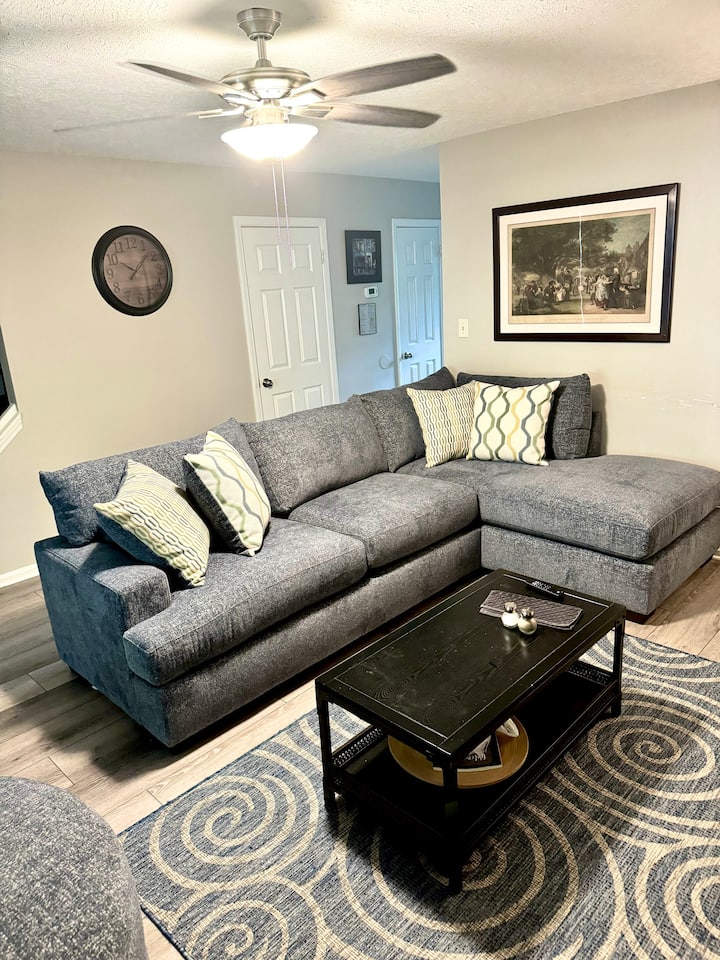 تلفزيون /غرفة معيشة مع تلفزيون 55بوصة وأريكة مقطعية