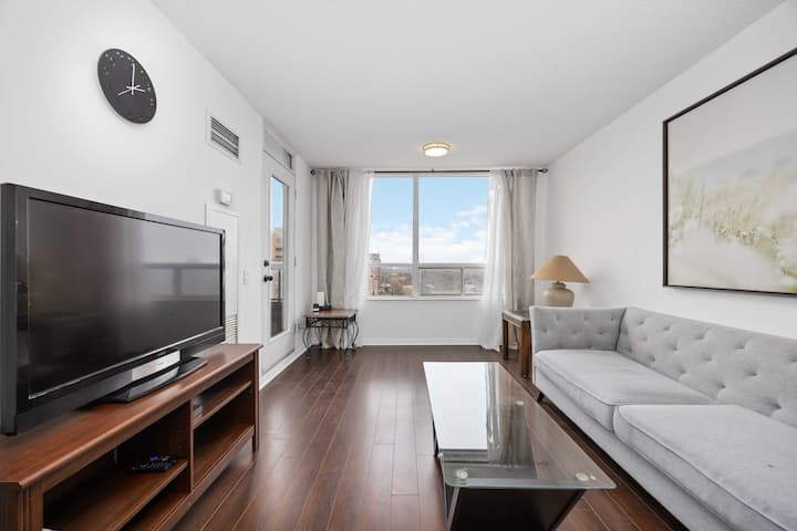 Warm, Spacious Condominium With A View! - Vaughan