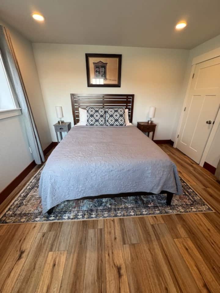 Kitanda cha Malkia chenye starehe na mashuka ya pamba 100% yenye idadi ya uzi 680. Uteuzi wa mito ya kuchagua.